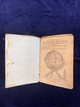 Load image into Gallery viewer, Conocer la altitud del Sol sobre el Horizonte en qualquier día y hora por los rayos del Sol: Peter Apian - Cosmographia (1575)