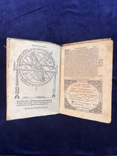 Load image into Gallery viewer, Conocer la altitud del Sol sobre el Horizonte en qualquier día y hora por los rayos del Sol: Peter Apian - Cosmographia (1575)