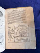 Load image into Gallery viewer, Conocer la altitud del Sol sobre el Horizonte en qualquier día y hora por los rayos del Sol: Peter Apian - Cosmographia (1575)