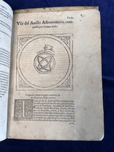 Load image into Gallery viewer, Conocer la altitud del Sol sobre el Horizonte en qualquier día y hora por los rayos del Sol: Peter Apian - Cosmographia (1575)